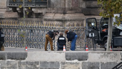 FOTO: Louvre v Paříži byl vykraden.
