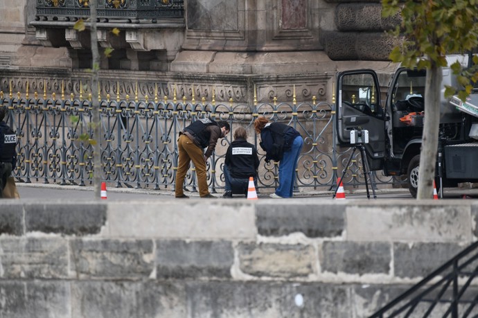 FOTO: Louvre v Paříži byl vykraden.