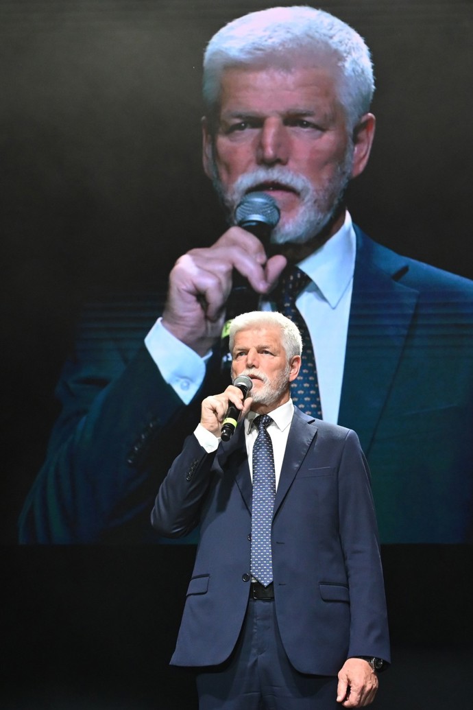 FOTO: Petr Pavel zavzpomínal na Danu Drábovou. – stránka 64