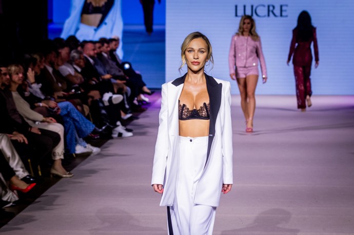 FOTO: Nela Slováková se prošla v Bratislavě po mole. – stránka 12