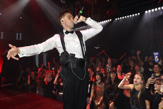 FOTO: Zpěvák odpálil comeback na koncertě pro fanoušky. – stránka 1