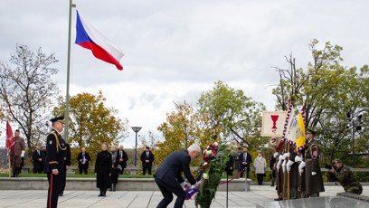 FOTO: Prezident Petr Pavel pokládá věnec u hrobu Neznámého vojína na Vítkově.