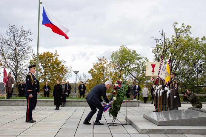 FOTO: Prezident Petr Pavel pokládá věnec u hrobu Neznámého vojína na Vítkově. – stránka 59