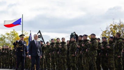FOTO: Nad Vítkovem proletěly armádní vrtulníky a letouny na závěr piety.