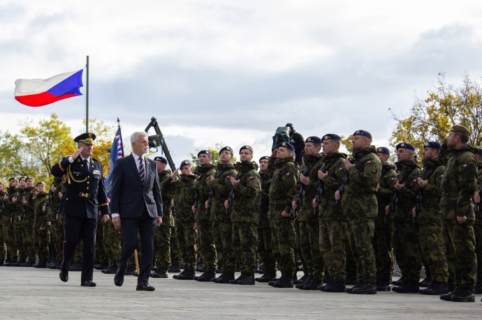 FOTO: Nad Vítkovem proletěly armádní vrtulníky a letouny na závěr piety. – stránka 58