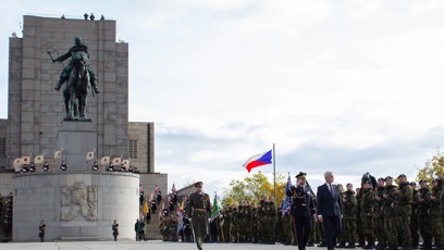 FOTO: Vojáci přinesli historické armádní prapory na čestný dvůr památníku.