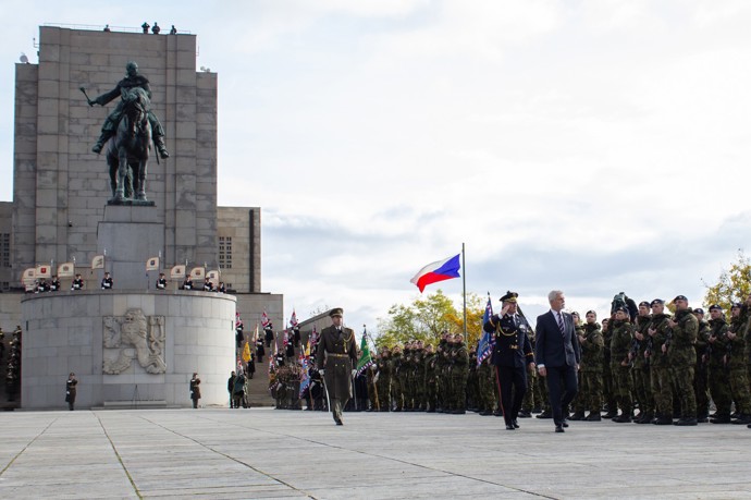 FOTO: Vojáci přinesli historické armádní prapory na čestný dvůr památníku. – stránka 57