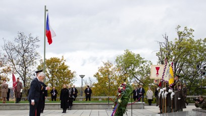 FOTO: Státní položení věnce.