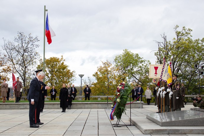FOTO: Státní položení věnce. – stránka 56