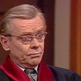 Eduard Cupák přišel během války o otce a babičku. Bylo mu znemožněno hrát v divadlech, ale prosadil se ve filmu. První příležitost mu dal režisér Václav Krška.