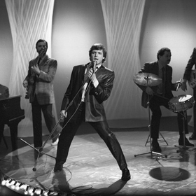 Nejvíce se mu dařilo na sólové dráze, jeho výhodou bylo, že uměl sám komponovat. Přesto spolupracoval i s jinými slavnými autory, například s Petrem Jandou nebo Karlem Svobodou.