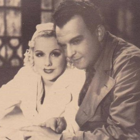 Snímek z filmu Důvod k rozvodu: Mazaný advokát a Anny Ondráková po jeho boku.