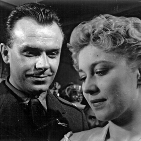 Král Šumavy (Josef Hasil) nebyl nikdy dopaden. Na snímku z filmu jsou František Krahulík a Eva Jiroušková.