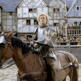 Příběh rytíře: Neurozený William Thatcher, kterého ve filmu představuje Heath Ledger, sní už od dětství o tom, že se stane rytířem.