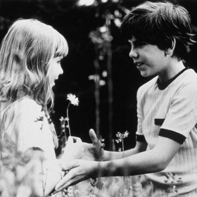 Hudbu k filmu měl na starosti Jaroslav Uhlíř, některé z písní doslova zlidověly.