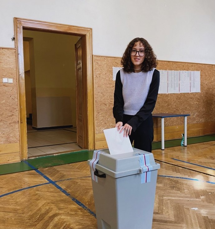 FOTO: Julie Smejkalová u volební urny. – stránka 2
