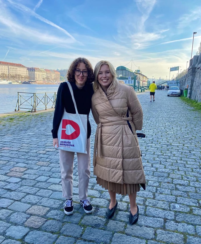 FOTO: Julie Smejkalová s Danuší Nerudovou. – stránka 1