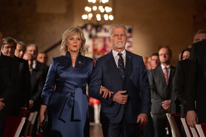 FOTO: Eva Pavlová na loňský slavnostní ceremoniál na sebe oblékla elegantní tmavomodré šaty s decentním leskem od české uznávané návrhářky Tatiany Kovaříkové. – stránka 61