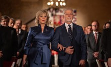 Eva Pavlová na loňský slavnostní ceremoniál na sebe oblékla elegantní tmavomodré šaty s decentním leskem od české uznávané návrhářky Tatiany Kovaříkové.