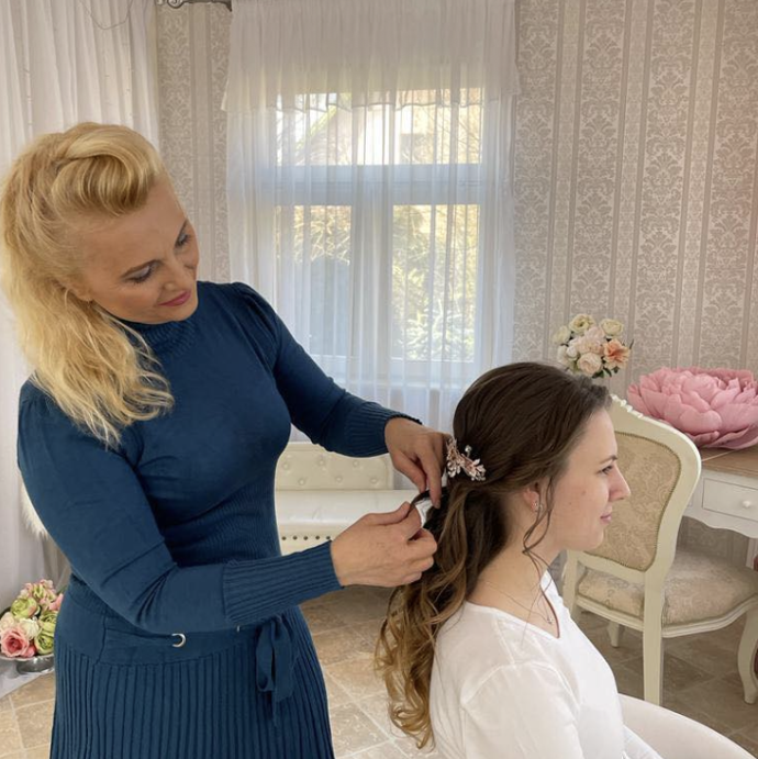 FOTO: Jana Havlatová se věnuje práci vizážistky. – stránka 1