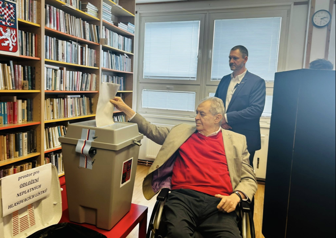 FOTO: Miloš Zeman odvolil.
