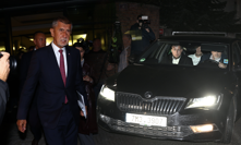 Noční slet politiků v Průhonicích: K Babišovi přijel vysmátý Turek, hořký Okamura se krčil v autě 