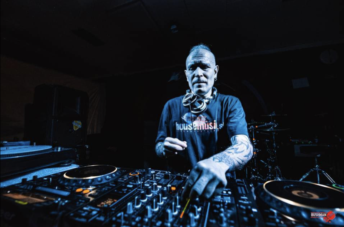FOTO: V devadesátých letech byl DJ Tráva tváří pražských klubů Bunkr a Roxy. – stránka 6