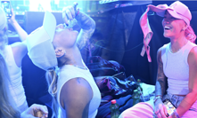 Barbora Mlejnková na koncertu kapely Lunetic.