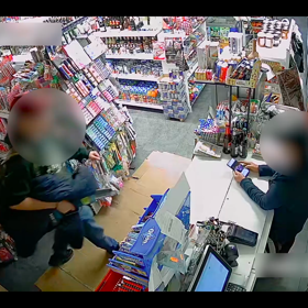 Muž přišel do obchodu s motorovou ruční pilou.