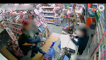 FOTO: Muž přišel do obchodu s motorovou ruční pilou.