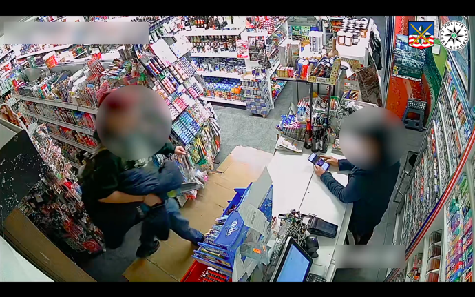 FOTO: Muž přišel do obchodu s motorovou ruční pilou. – stránka 10