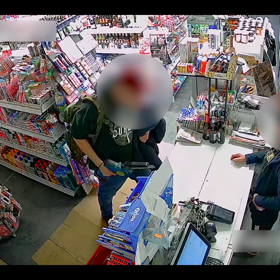 Nejdříve začal vyhrožovat prodavačce.