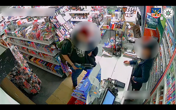 FOTO: Nejdříve začal vyhrožovat prodavačce. – stránka 9