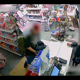 Následně začal řezat prodejní pult.