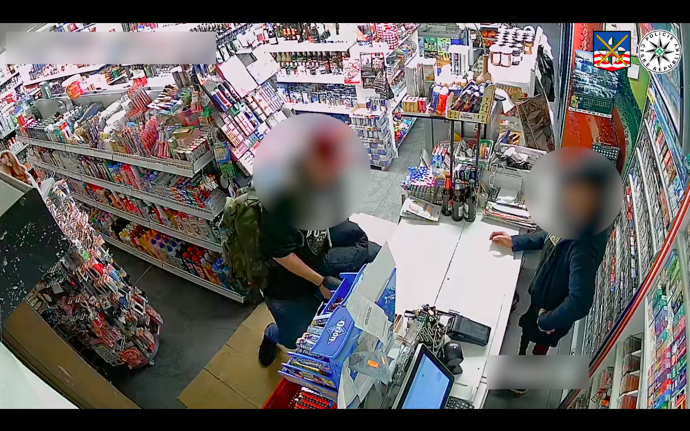 FOTO: Následně začal řezat prodejní pult. – stránka 8