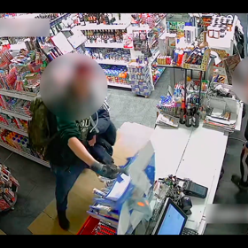 Hned na to přešel na regál.