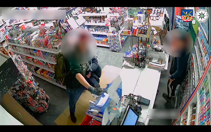 FOTO: Hned na to přešel na regál. – stránka 7