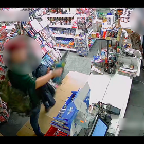 Prodavačka se dala na útěk.