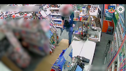 FOTO: Muž se na ní, ale počkal u vchodu.