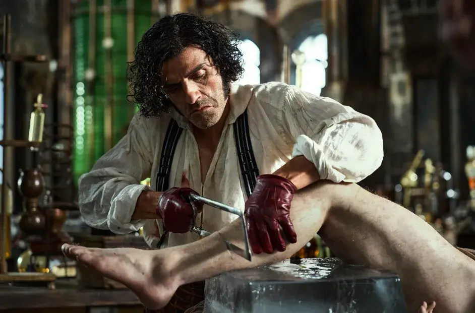 FOTO: Oscar Isaac jako Victor Frankenstein od Guillerma del Tora.