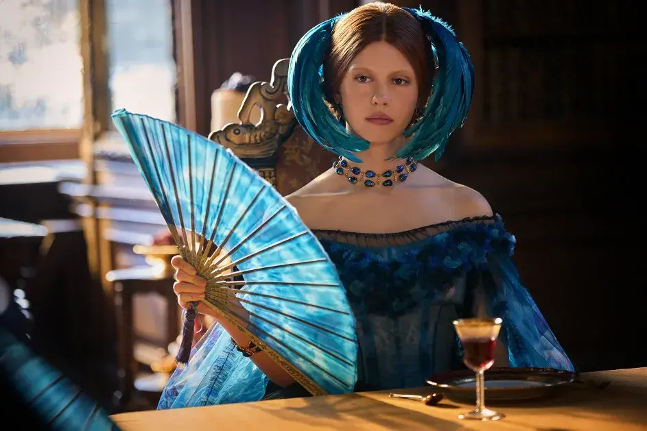 FOTO: Mia Goth ve filmu Frankenstein od Guillerma del Tora.