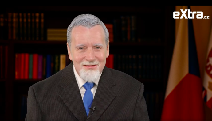 FOTO: Petr Jablonský jako prezident Petr Pavel. – stránka 4