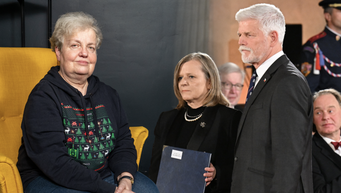 FOTO: Petr Pavel in memoriam vyznamenal Danu Drábovou. Ocenění převzala její partnerka Markéta Pávová. – stránka 7