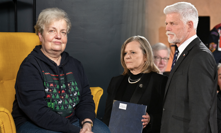 Petr Pavel in memoriam vyznamenal Danu Drábovou. Ocenění převzala její partnerka Markéta Pávová.