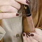 U tekutých rtěnek a lesků poznáte překročenou trvanlivost i tak, že se začnou při vyndávání štětečku zvláštně táhnout, nebo - jako na snímku - se rozdělí na dvě složky.