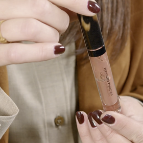 U tekutých rtěnek a lesků poznáte překročenou trvanlivost i tak, že se začnou při vyndávání štětečku zvláštně táhnout, nebo - jako na snímku - se rozdělí na dvě složky.