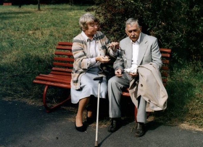 FOTO: Jana Dítětová a Vlatimil Brodský ve filmu Naděje má hluboké dno. – stránka 10