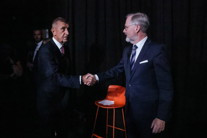 FOTO: Petr Fiala a Andrej Babiš si podali rukou. – stránka 158