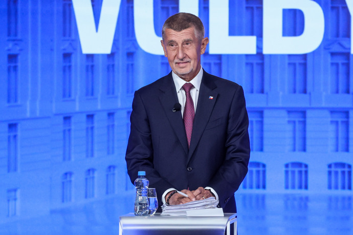 FOTO: Andrej Babiš v televizní debatě. – stránka 155