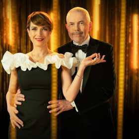 Na letošních plakátech vídáme Terezu Kostkovou ve slušivém drdolu s patkou a v šatech od Martiny Pipkové Loudové. 